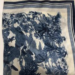 Skjerf White with a blue pattern, som rapportert av TU/e - Receptie Atlas ved bruk av iLost