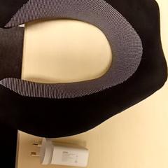 Kussen & Adapter, zoals gemeld door Mövenpick Hotel Amsterdam City Centre met iLost