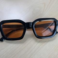Des lunettes de soleil, a été signalé par Pathé Schouwburgplein utilisant iLost