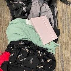 Motxilla zwart met kleding en ipad, segons ha informat Gemeente Ede mitjançant iLost