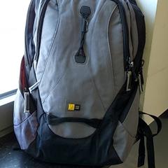 バックパック grijs/zwart がiLostで Centraal magazijn によって報告されました