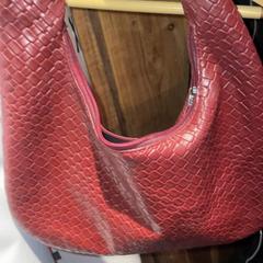 Mala de mão red, como reportado por Club Nyx/Exit Café utilizando o iLost