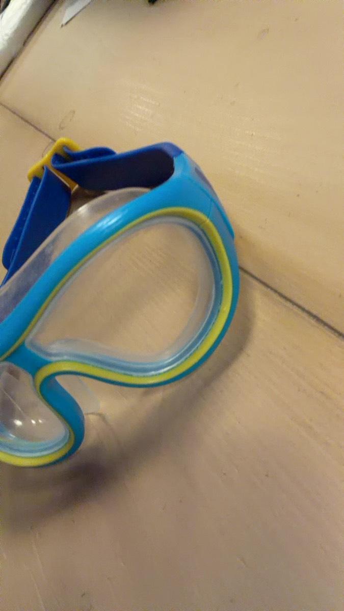 Swimming goggles
