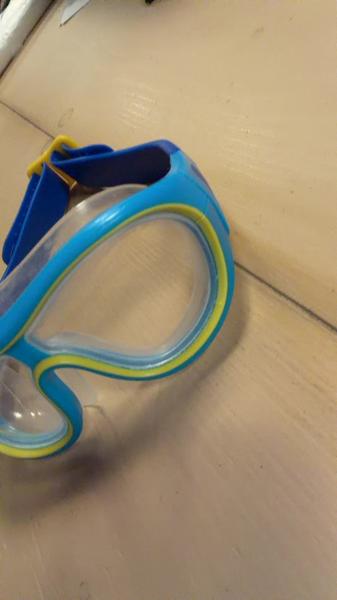 Swimming goggles