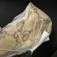 Txapel beige gucci, gisa salatu by Haven Hotel Rotterdam iLost erabiliz