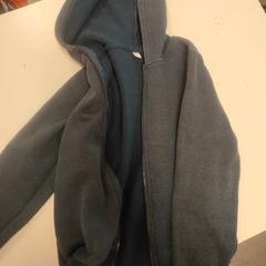 Vest blauw/grijs, zoals gemeld door Avonturenpark Hellendoorn met iLost