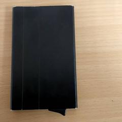 Kártyatartó - Qaoud, amint azt Regio Limburg - Leuven az iLost segítségével jelentette.