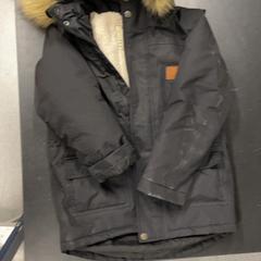 السترة Zwarte kinder jas، كما تم الإبلاغ عنه بواسطة IKEA Amersfoort عبر iLost