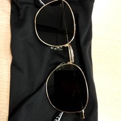 Napszemüveg goud, zwart hoesje, amint azt Arriva Vechtdallijnen az iLost segítségével jelentette.