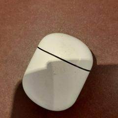 Airpods case blanc, as reported by TCL using iLost