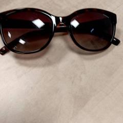 Occhiali da sole, come riportato da Arriva Vechtdallijnen utilizzando iLost