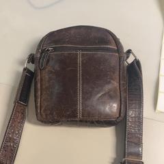 Schoudertasje Bruin leer, segons ha informat IKEA Groningen mitjançant iLost