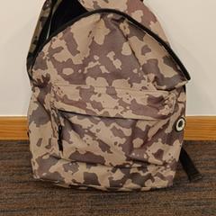 Mochila camouflageprint, como reportado por Festivals Werchter utilizando o iLost