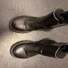 Laarzen black, zoals gemeld door Ramada by Wyndham Amsterdam Airport Schiphol met iLost