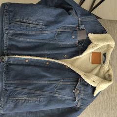 Blauw Levi's vest، كما تم الإبلاغ عنه عبر iLost