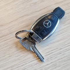 Autoaren giltza Mercedes + huissleutel, gisa salatu by Gemeente Leopoldsburg iLost erabiliz