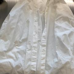 Chemise White, a été signalé par MEININGER Hotel Leipzig Hauptbahnhof utilisant iLost
