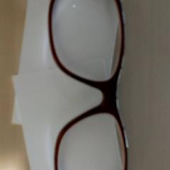 Óculos - Bruin, como reportado por Centraal magazijn utilizando o iLost