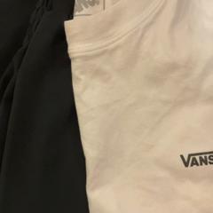 Bukser & Skjorte t shirt blanc et pantalon noir, som rapportert av MEININGER Hotel Marseille Centre la Joliette ved bruk av iLost