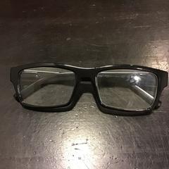 Gafas de sol, segundo informou Qbuzz U-OV usando iLost