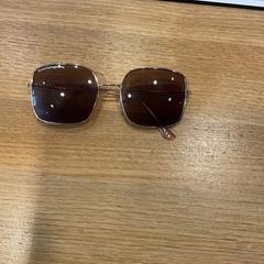 Des lunettes de soleil, a été signalé par Designer Outlet Roosendaal utilisant iLost