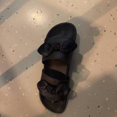 Sandàlia black, segons ha informat Room Mate Bruno mitjançant iLost