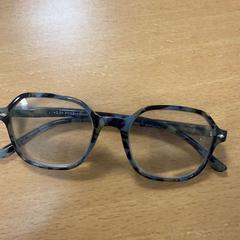 Gafas blauw zwart kleurige print, ha sido reportado por VITAZ campus Sint-Niklaas con iLost