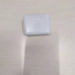 Custodia per airpods Wit, come riportato da Arriva Limburg Zuid utilizzando iLost