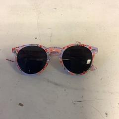 Solglasögon, rapporterat av Artis med iLost