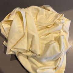 T shirt Yellow, zoals gemeld door Ramada by Wyndham Amsterdam Airport Schiphol met iLost