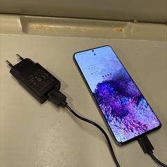 Samsung telefoon met oplader, som rapportert til iLost