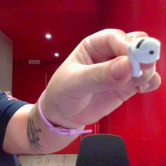 Earbud apple, as reported by MEININGER Hotel Roma Termini using iLost