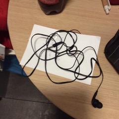 Headphones in ear, ha sido reportado por MEININGER Hotel Berlin "Mitte" Humboldthaus con iLost