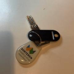 Chiave Met zwart label, come riportato da Gemeente Amsterdam utilizzando iLost