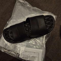 Sandàlia black, segons ha informat The Dominican mitjançant iLost