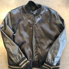 Zwarte bomberjack - merk H&M, as reported by Awakenings ADE – Warehouse Elementenstraat 2019 using iLost