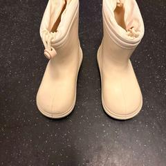 Chaussure kids white, a été signalé par Ramada by Wyndham Amsterdam Airport Schiphol utilisant iLost