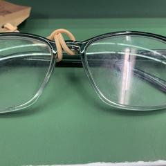 Ulleres de lectura, segons ha informat Eindhoven Airport mitjançant iLost