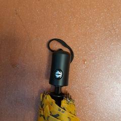 Parapluie pliant jaune, a été signalé par TCL utilisant iLost
