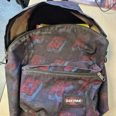 Sac à dos Eastpak zwart, rood, blauw, a été signalé par Connexxion Zeeland utilisant iLost