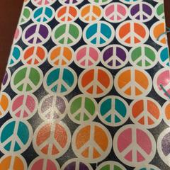 Spojková taška Peace and love, jak nahlášeno TCL pomocí iLost