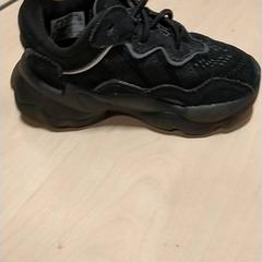 Schoen Zwarte kinder patta, amint azt IKEA Zwolle az iLost segítségével jelentette.