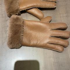 Gloves, as reported by Pathé Arnhem using iLost