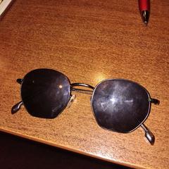 サングラス BLACK SUN GLASSES がiLostで Leonardo Hotel Amsterdam Rembrandtpark によって報告されました