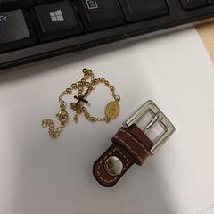 Ceinture et collier croix, iLost-i jakinarazi zaion moduan