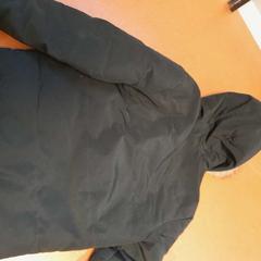 Bomber dzseki bleu marine, amint azt TCL az iLost segítségével jelentette.