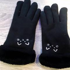 Guanti, come riportato da EBS Tramplein utilizzando iLost