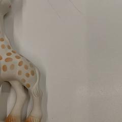 Hračka Sophie la girafe, jak nahlášeno IKEA Clermont Ferrand pomocí iLost