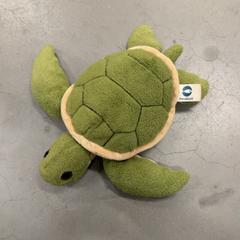 Plüss Schildpad, amint azt IKEA Duiven az iLost segítségével jelentette.