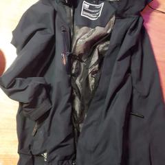 Casaco Helly Hansen, como reportado por Into The Great Wide Open utilizando o iLost
